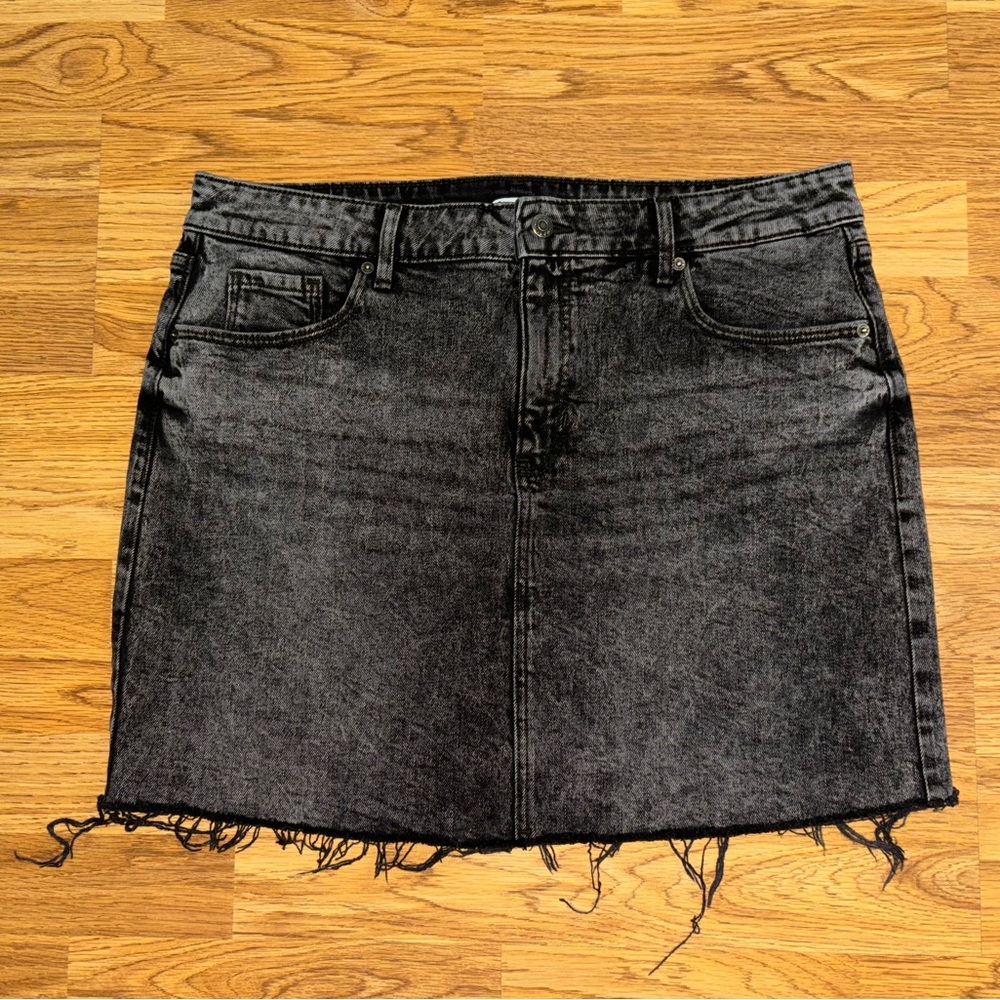 Old Navy 2 Toned Black Denim Short Skirt Women’s Size 14 Distressed Raw Hem EUC